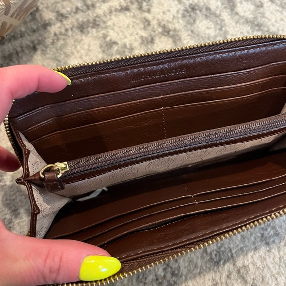 MK Michael Kors WALLET. In perfect condition! Brown and tan in color - Picture 8 of 9